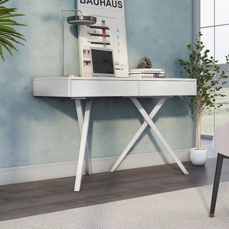 Un bureau en bois à deux tiroirs avec un port USB et une prise électrique.