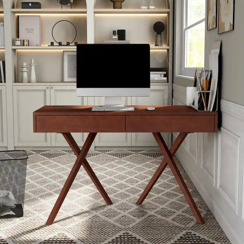 Un bureau en bois à deux tiroirs avec un port USB et une prise électrique.