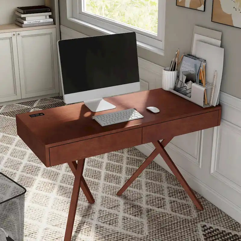 Un bureau en bois à deux tiroirs avec un port USB et une prise électrique.
