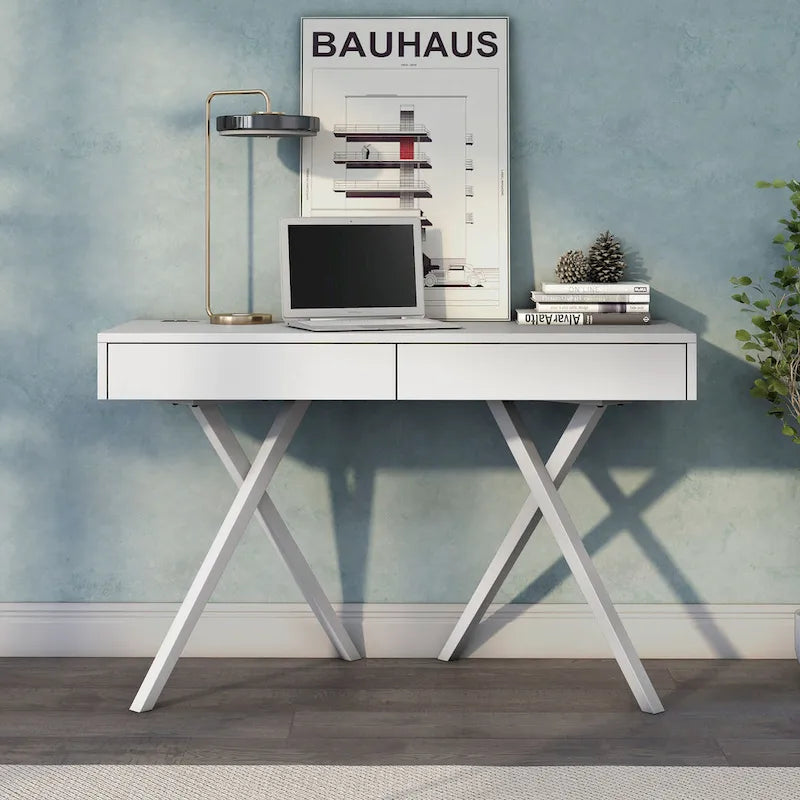 Un bureau en bois à deux tiroirs avec un port USB et une prise électrique.