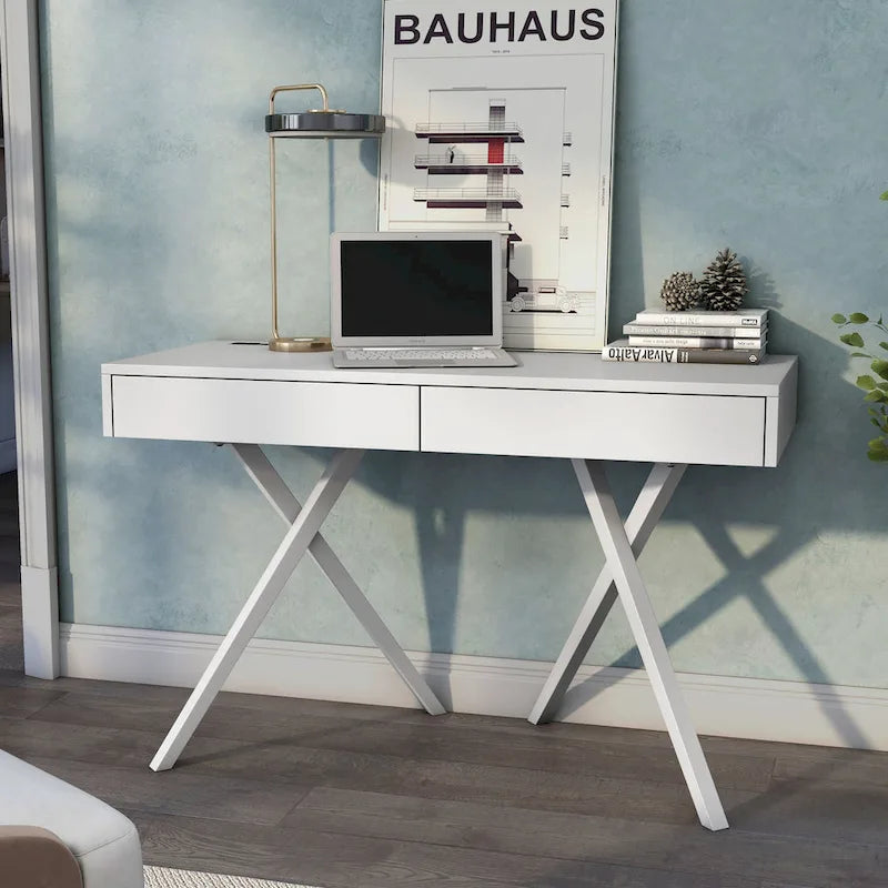 Un bureau en bois à deux tiroirs avec un port USB et une prise électrique.
