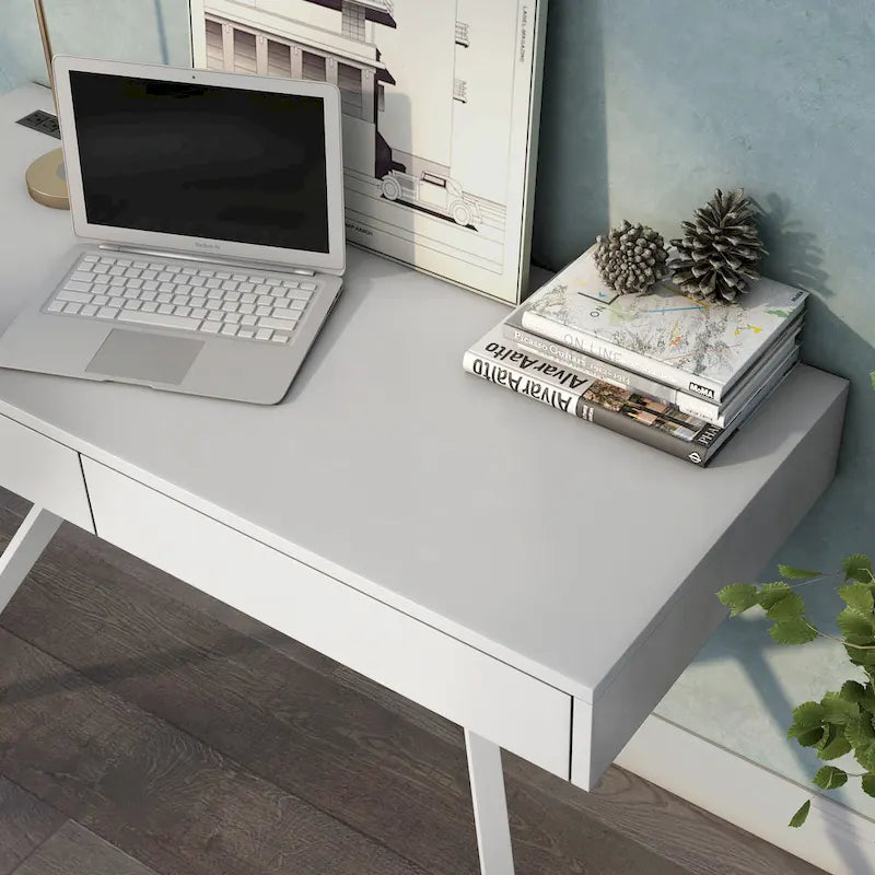Un bureau en bois à deux tiroirs avec un port USB et une prise électrique.