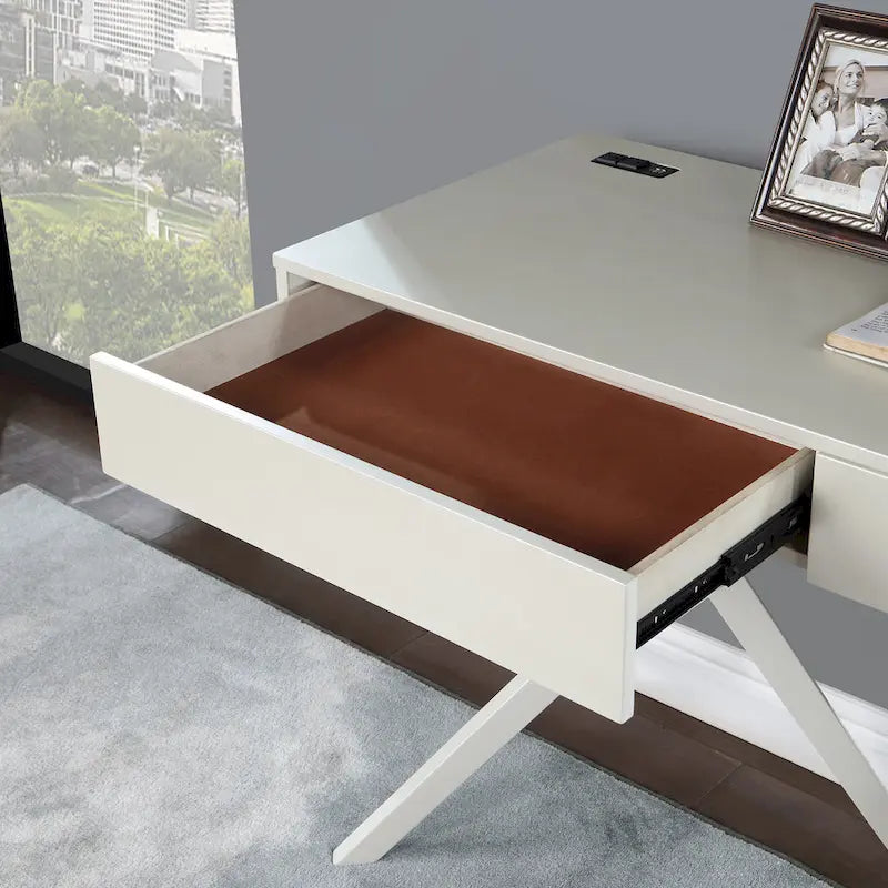 Un bureau en bois à deux tiroirs avec un port USB et une prise électrique.