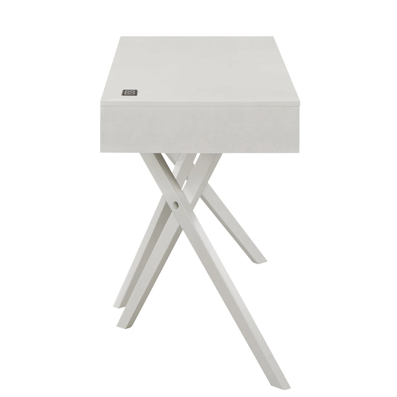 Un bureau en bois à deux tiroirs avec un port USB et une prise électrique.
