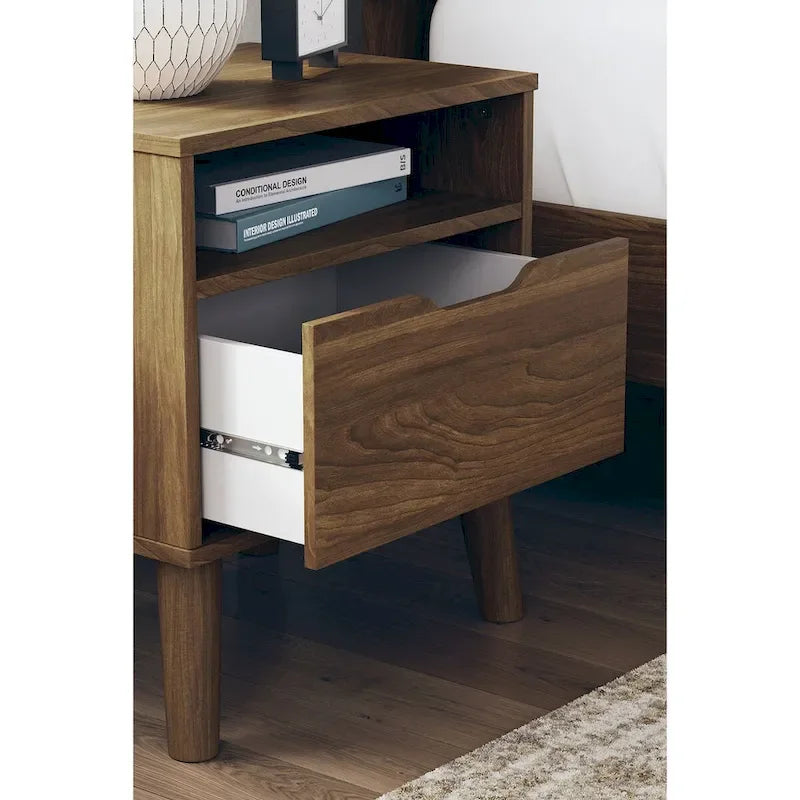 Tête de lit marron, accompagnée d'une coiffeuse et d'une table de chevet.